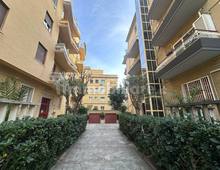 Cortile interno — Wohnung in kauf in Roma, Ostia Levante