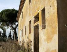 Bellissimo Casale Diruto Da Restaurare Immerso nel Verde delle Colline Pisane della Valdera
