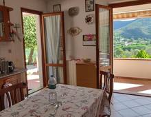Villa unifamiliare con pertinenze e giardino