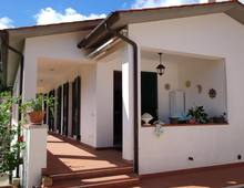 Villa unifamiliare con pertinenze e giardino