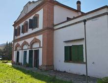 Villa d'epoca con ampi spazi esterni