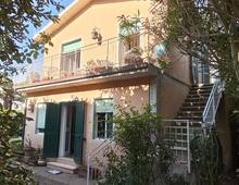 Proprietà immobiliare su due livelli vicino alla spiaggia