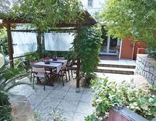 Appartamento ristrutturato con giardino e posto auto