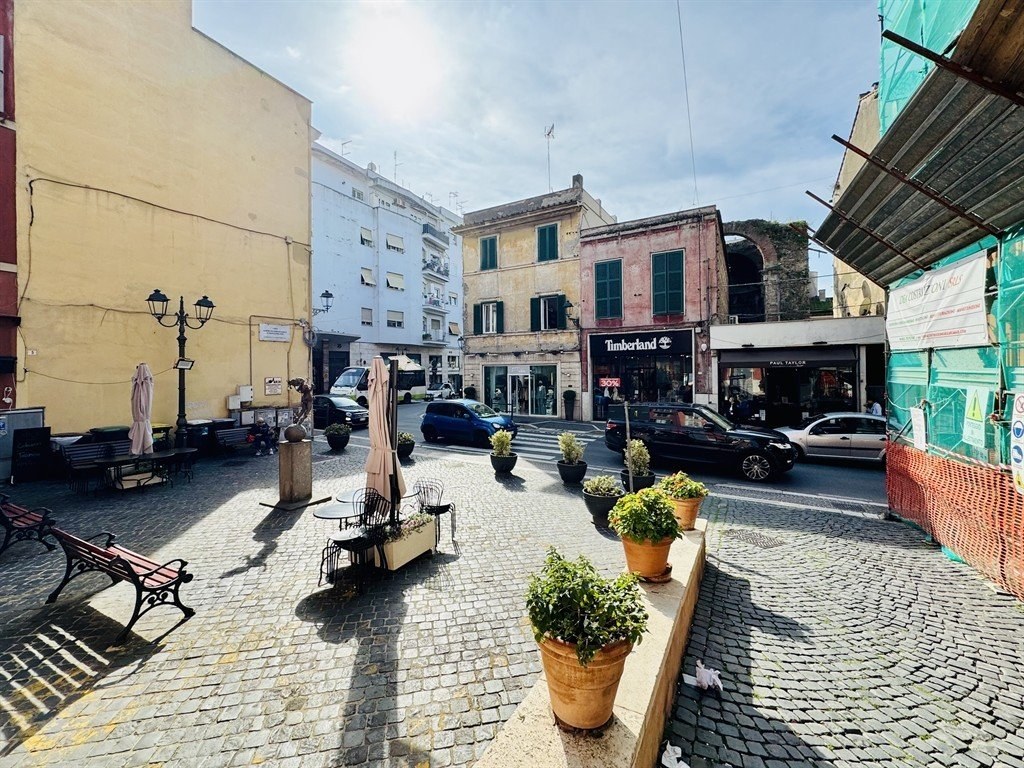 Foto Cometa 1 — Commercial location for sale in Albano Laziale Center