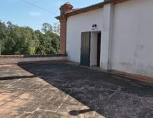 Villa d'epoca con ampi spazi esterni