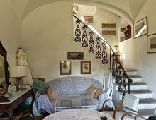 Villa d'epoca con ampi spazi esterni