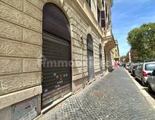 Facciata — Local comercial en venta en Roma, Prati