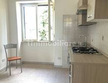cucina — Apartamento en renta en Pomezia, Santa Palomba