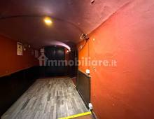 Interno palazzo — Local comercial en renta en Roma, Testaccio