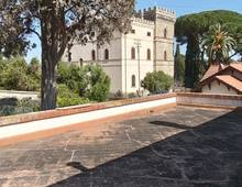 Villa d'epoca con ampi spazi esterni