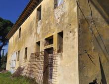 Bellissimo Casale Diruto Da Restaurare Immerso nel Verde delle Colline Pisane della Valdera