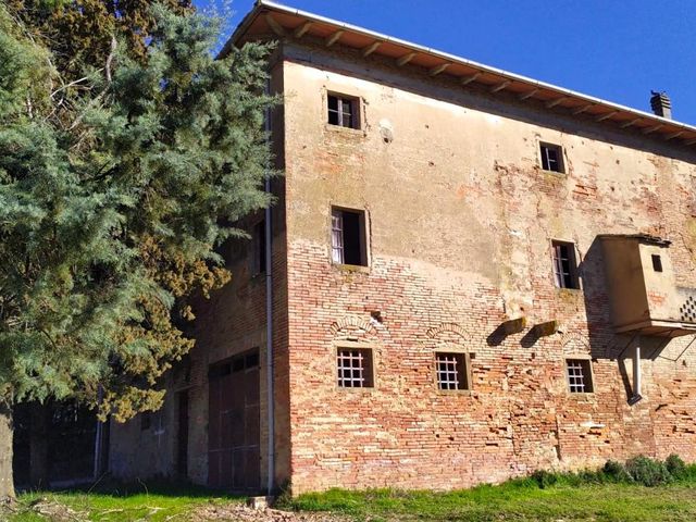 Bellissimo Podere con Casali Diruti Da Restaurare Immerso nel Verde delle Colline Pisane della Valdera