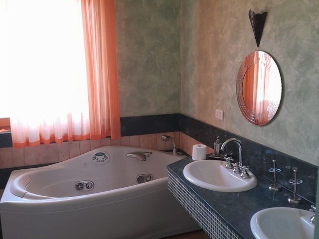 SPLENDIDA VILLA  CON PISCINA IMMERSA IN  PARCO ESCLUSIVO