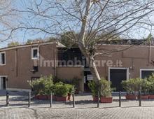Facciata — Loja em renda em Roma, Testaccio