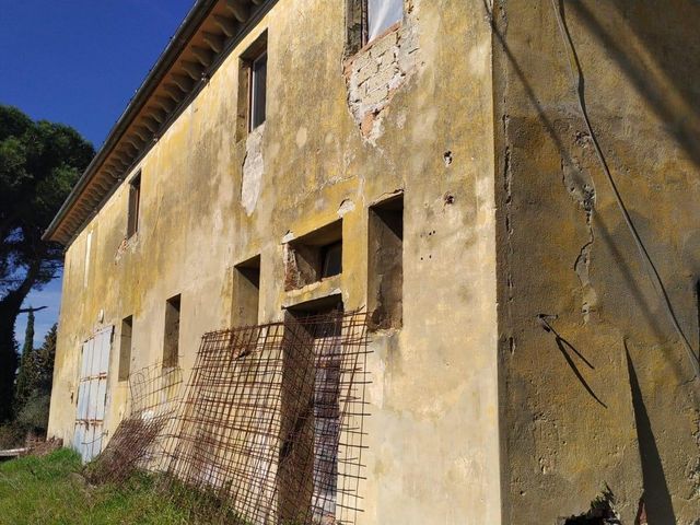 Bellissimo Casale Diruto Da Restaurare Immerso nel Verde delle Colline Pisane della Valdera