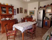 Villa unifamiliare con pertinenze e giardino