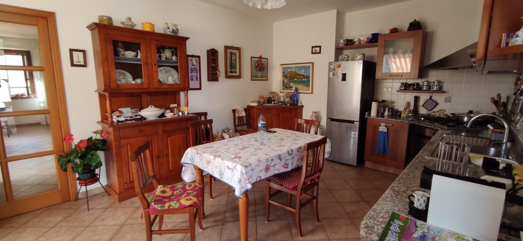Villa unifamiliare con pertinenze e giardino