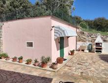 Villa unifamiliare con pertinenze e giardino