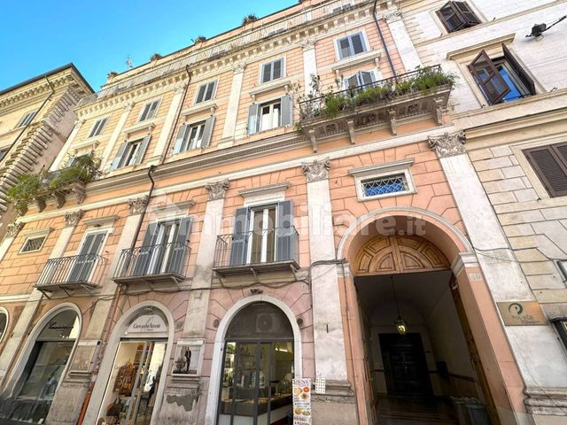 Pantheon Santa Chiara Signorile Trilocale in Palazzo d'epoca