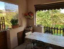 Appartamento con spazi esterni, posto auto e vista mare